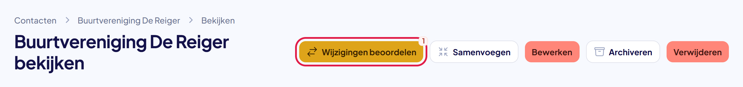 De kop van de pagina van het contact met de knop Wijzigingen beoordelen en het getal 1 gemarkeerd