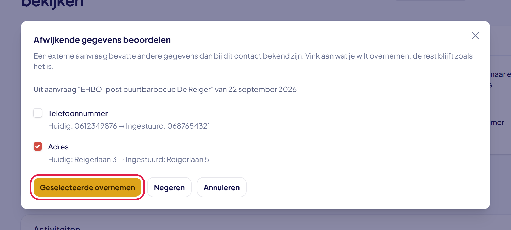 Het venster Afwijkende gegevens beoordelen met Telefoonnummer niet aangevinkt, Adres aangevinkt en de knop Geselecteerde overnemen gemarkeerd