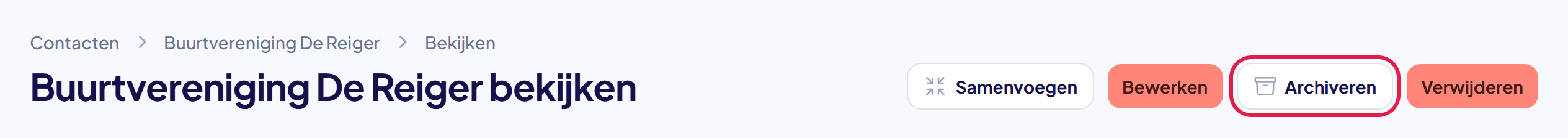 De kop van de pagina van het contact met de knop Archiveren gemarkeerd