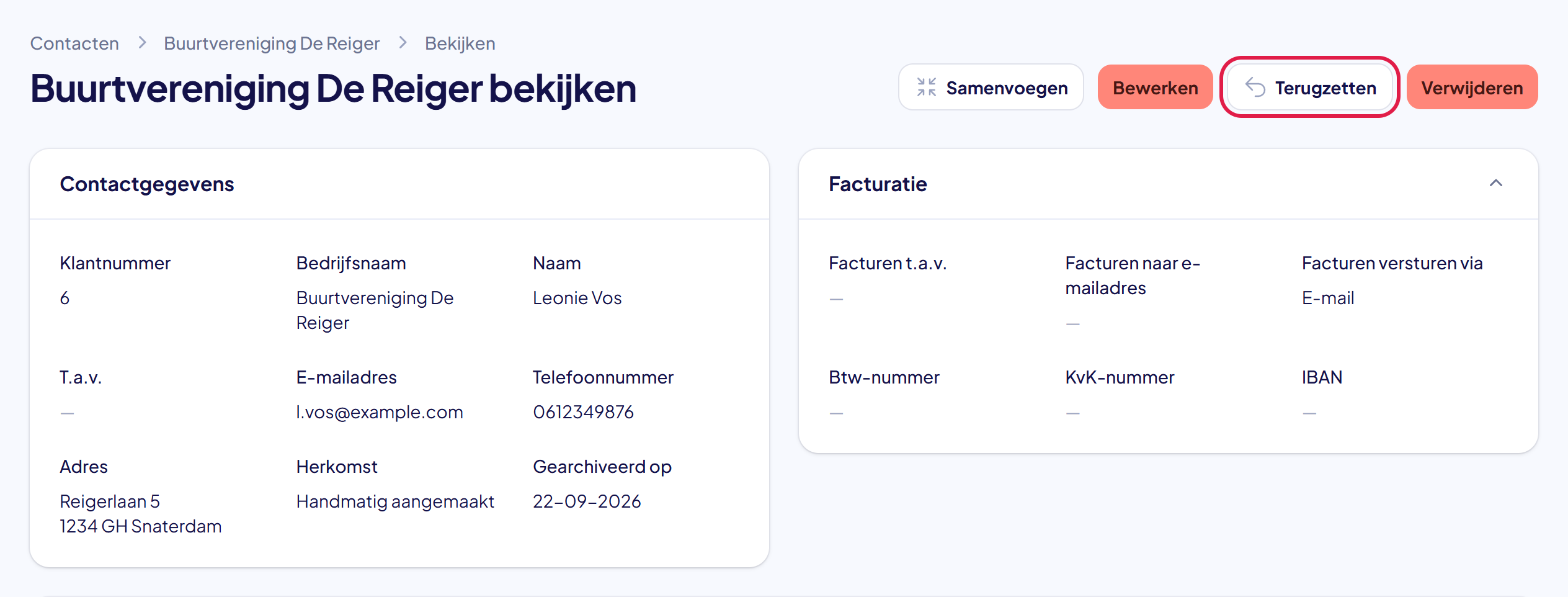 De pagina van een gearchiveerd contact met de datum bij Gearchiveerd op en de knop Terugzetten gemarkeerd
