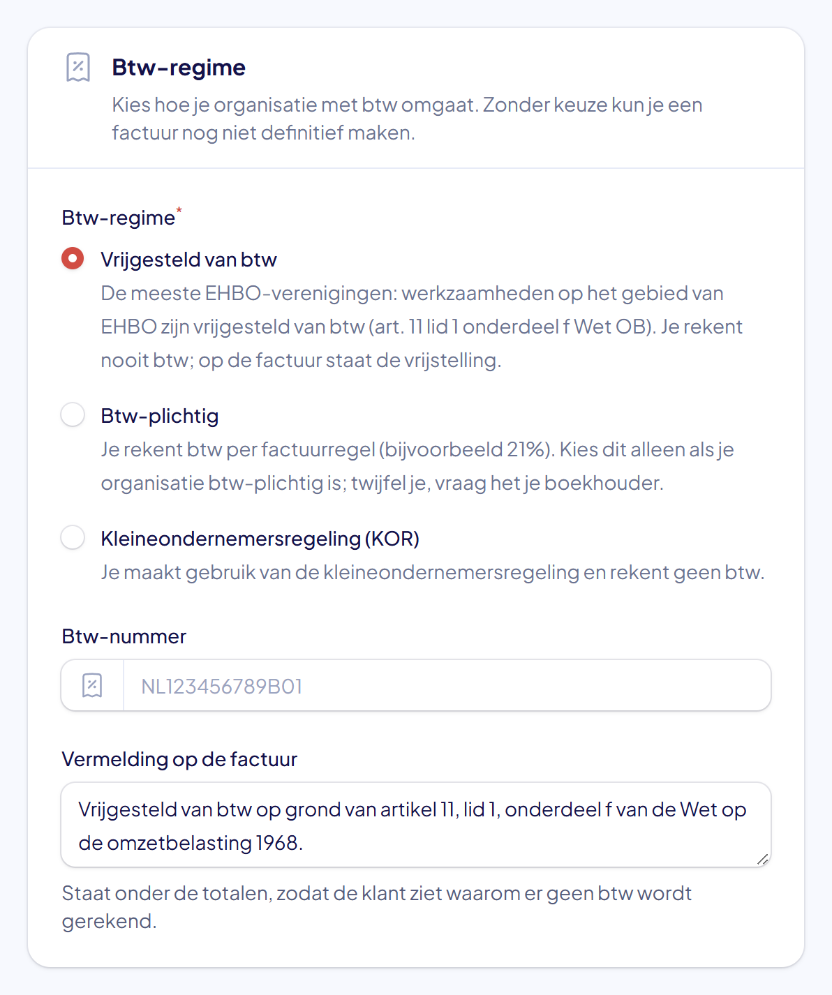 Het blok Btw-regime met de keuze Vrijgesteld van btw aangevinkt en de vermelding op de factuur
