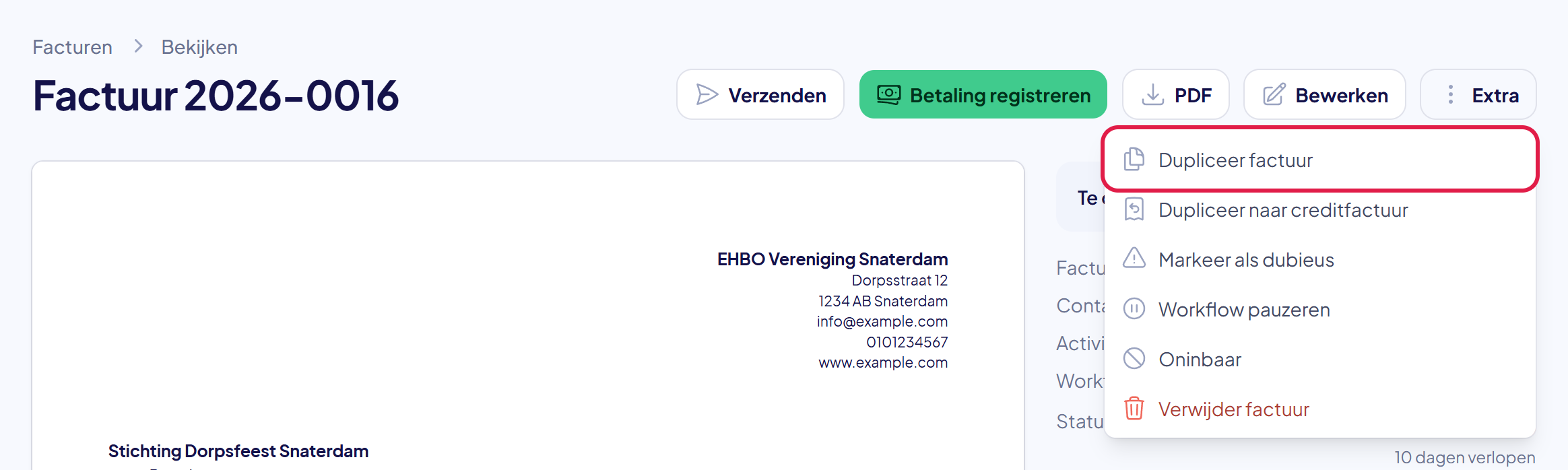 De paginakop van een factuur met het menu Extra open en daarin Dupliceer factuur gemarkeerd
