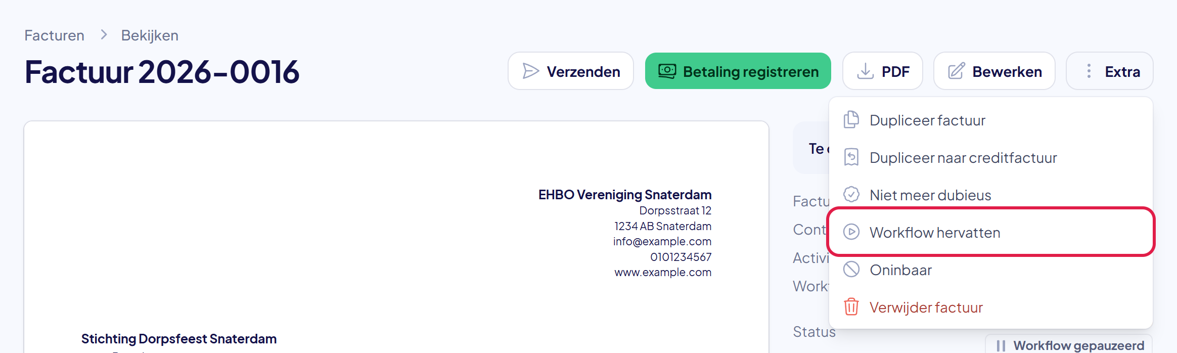 De paginakop van de factuur met het menu Extra open en daarin Workflow hervatten gemarkeerd