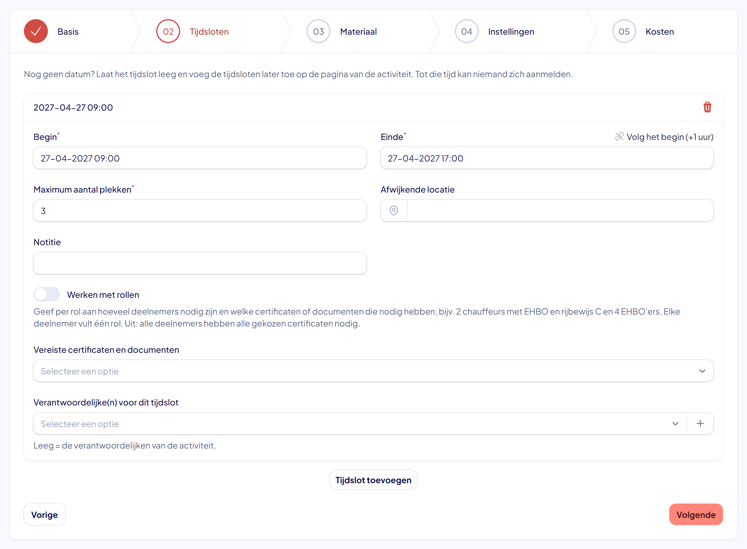 De aanmaakwizard op de stap Tijdsloten, met een tijdslot op 27 april van 09:00 tot 17:00 en 3 plekken, ingevuld vanuit de offerte