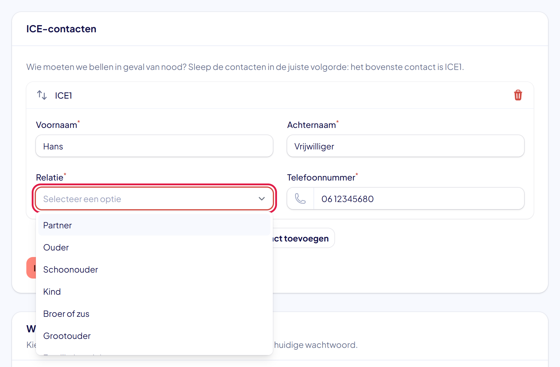 Het vak ICE-contacten op de pagina Mijn profiel met een nieuw contact en de keuzelijst Relatie open: Partner, Ouder, Schoonouder, Kind, Broer of zus, Grootouder