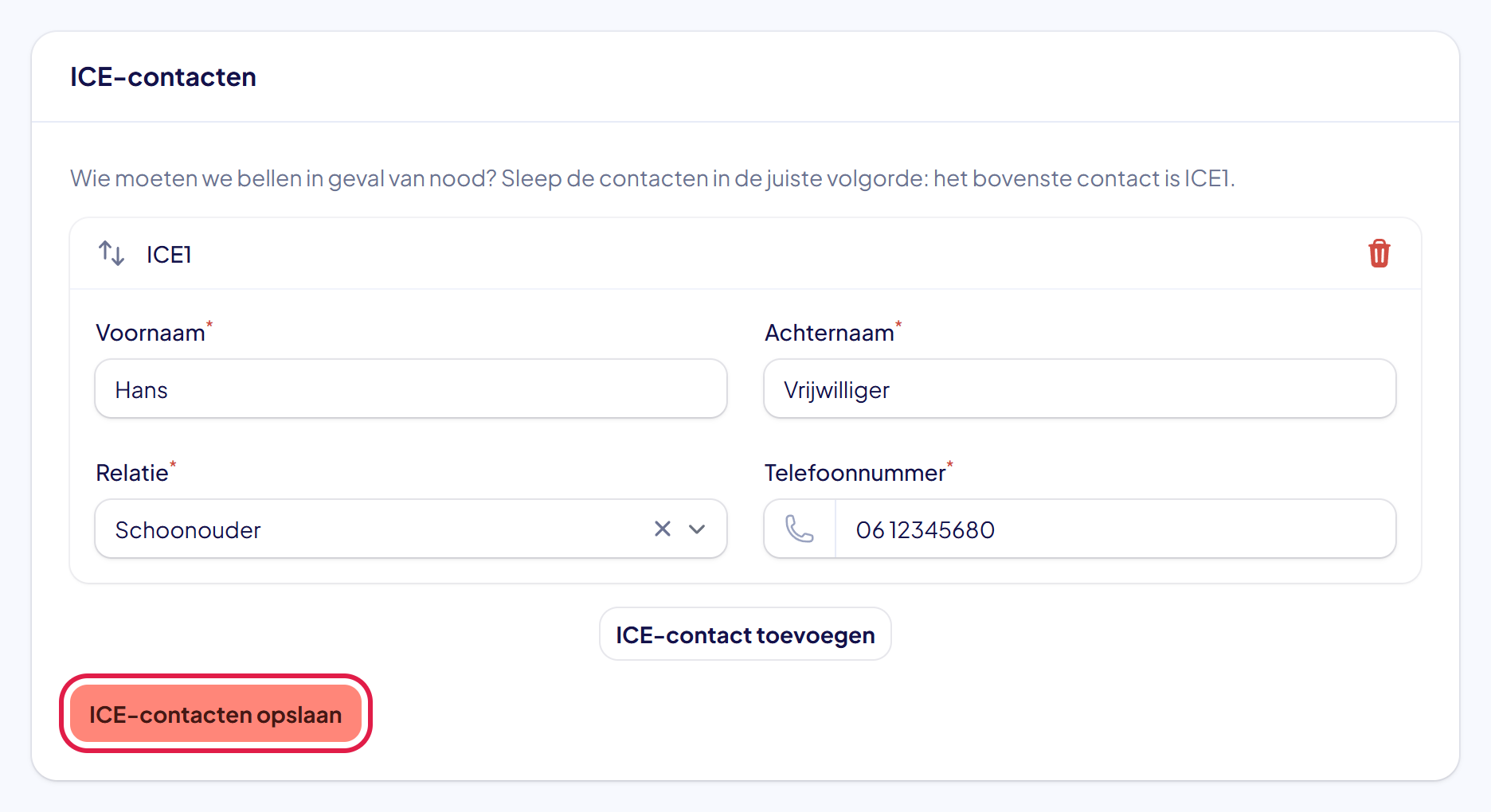 Het vak ICE-contacten op de pagina Mijn profiel met een ingevuld contact, relatie Schoonouder, en de knop ICE-contacten opslaan gemarkeerd