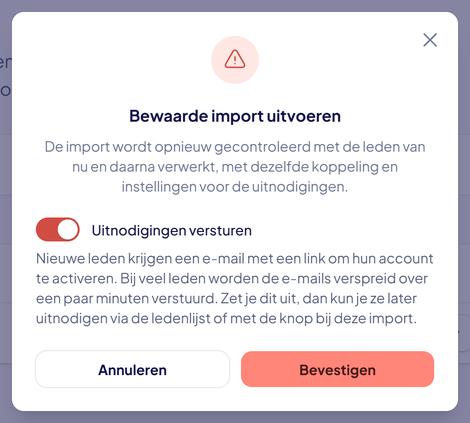 Het venster Bewaarde import uitvoeren met de schakelaar Uitnodigingen versturen en de knop Bevestigen