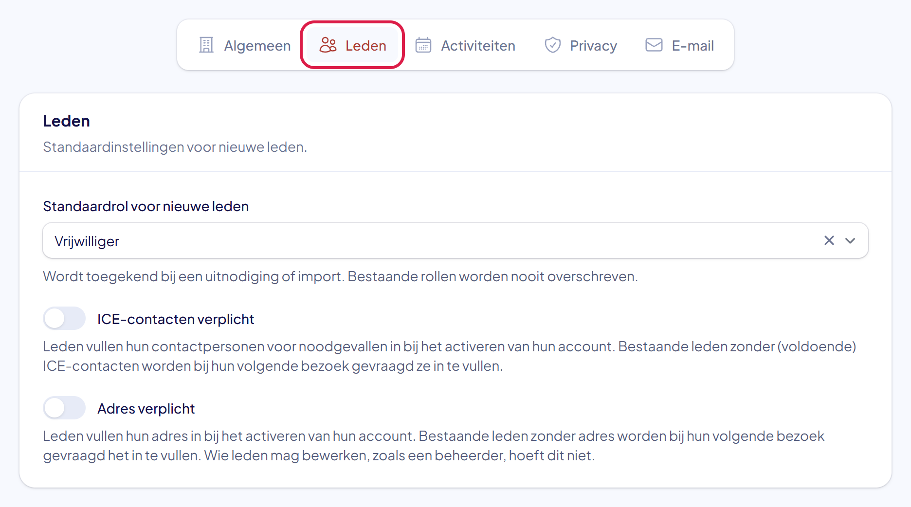 Het tabblad Leden met het veld Standaardrol voor nieuwe leden en de schakelaars ICE-contacten verplicht en Adres verplicht