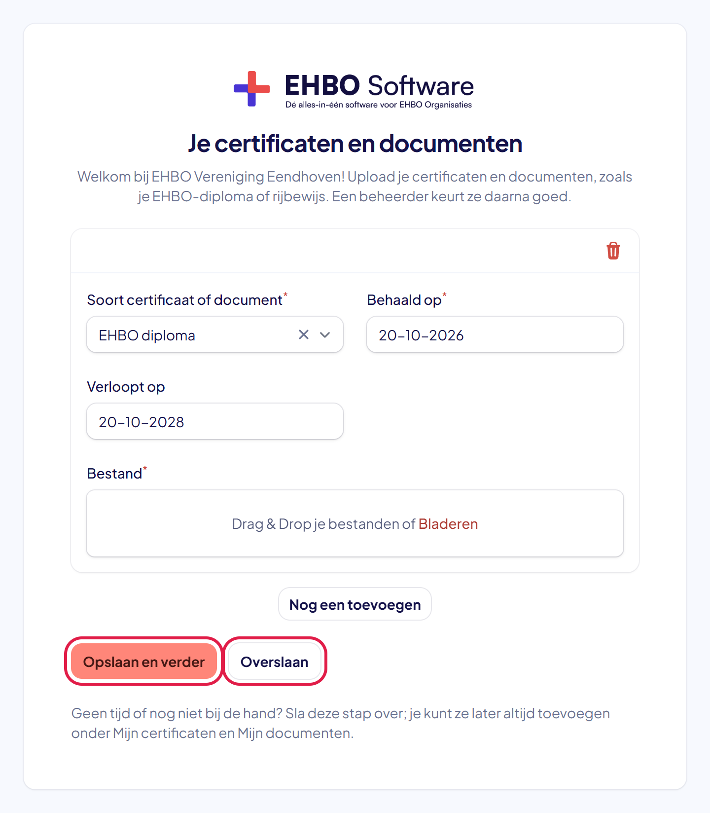 Het scherm Je certificaten en documenten met de knoppen Opslaan en verder en Overslaan gemarkeerd